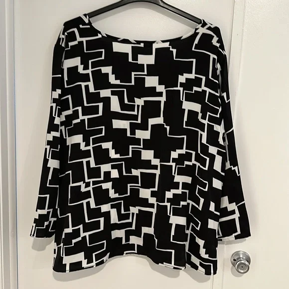 NWT Bloomchic 30 Plus, V-neck Blouse Beautiful black w/white, very elegant! - Picture 3 of 6